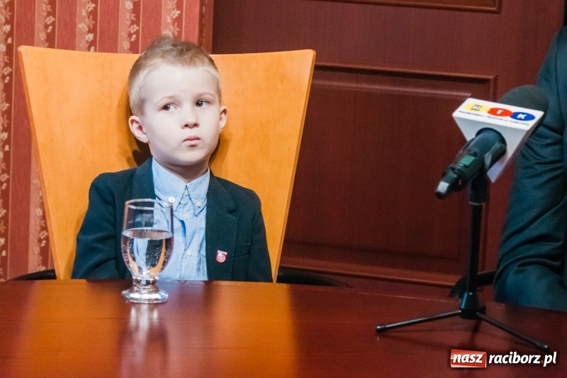 Zdjęcie w galerii na portalu naszraciborz.pl: Wiktor Huczek zasiadł w fotelu Prezydenta Raciborza wiadomości z regionu