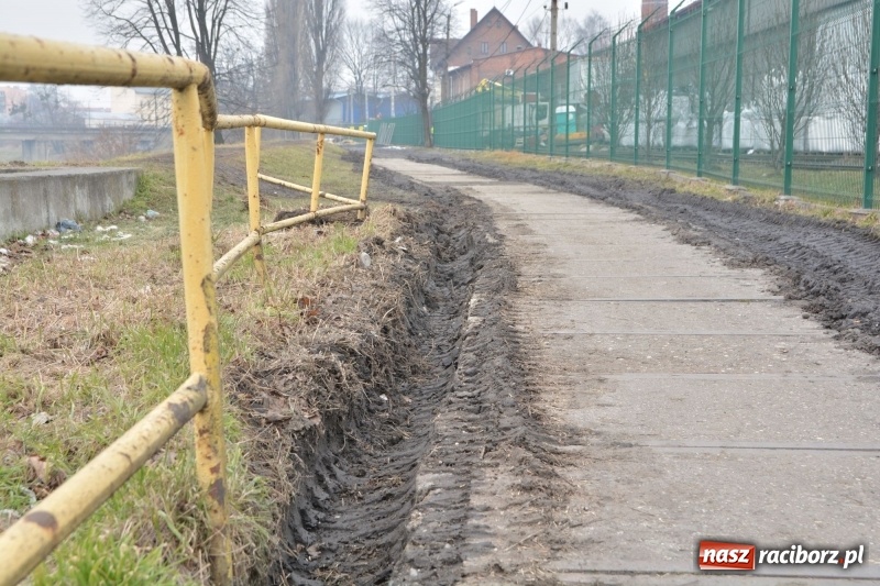 Zdjęcie w galerii na portalu naszraciborz.pl: Przydałaby się porządna ścieżka rowerowa zamiast grzęzawiska wiadomości z regionu