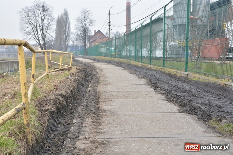 Zdjęcie w galerii na portalu naszraciborz.pl: Przydałaby się porządna ścieżka rowerowa zamiast grzęzawiska wiadomości z regionu