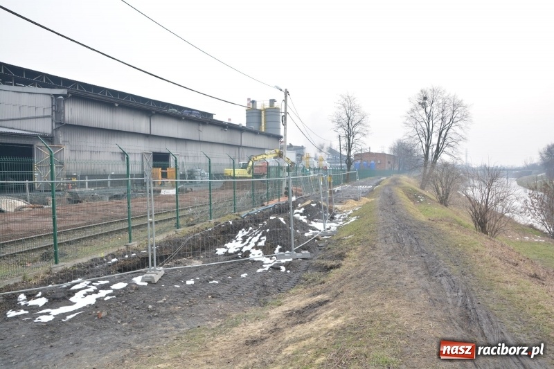 Zdjęcie w galerii na portalu naszraciborz.pl: Przydałaby się porządna ścieżka rowerowa zamiast grzęzawiska wiadomości z regionu