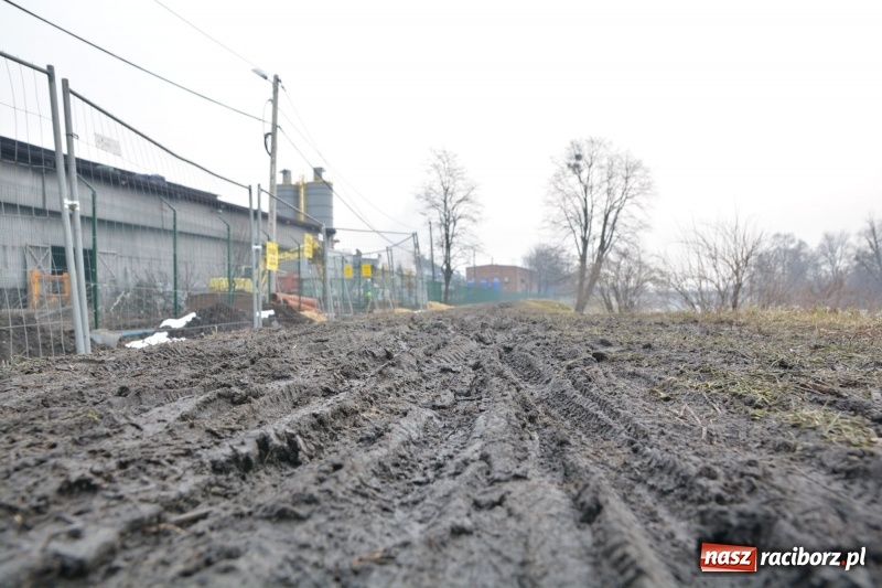 Zdjęcie w galerii na portalu naszraciborz.pl: Przydałaby się porządna ścieżka rowerowa zamiast grzęzawiska wiadomości z regionu