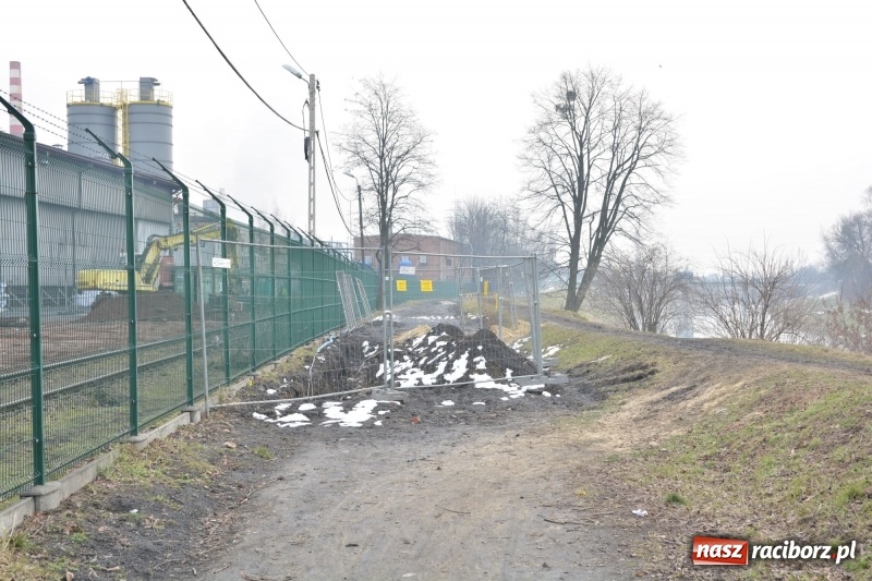 Zdjęcie w galerii na portalu naszraciborz.pl: Przydałaby się porządna ścieżka rowerowa zamiast grzęzawiska wiadomości z regionu