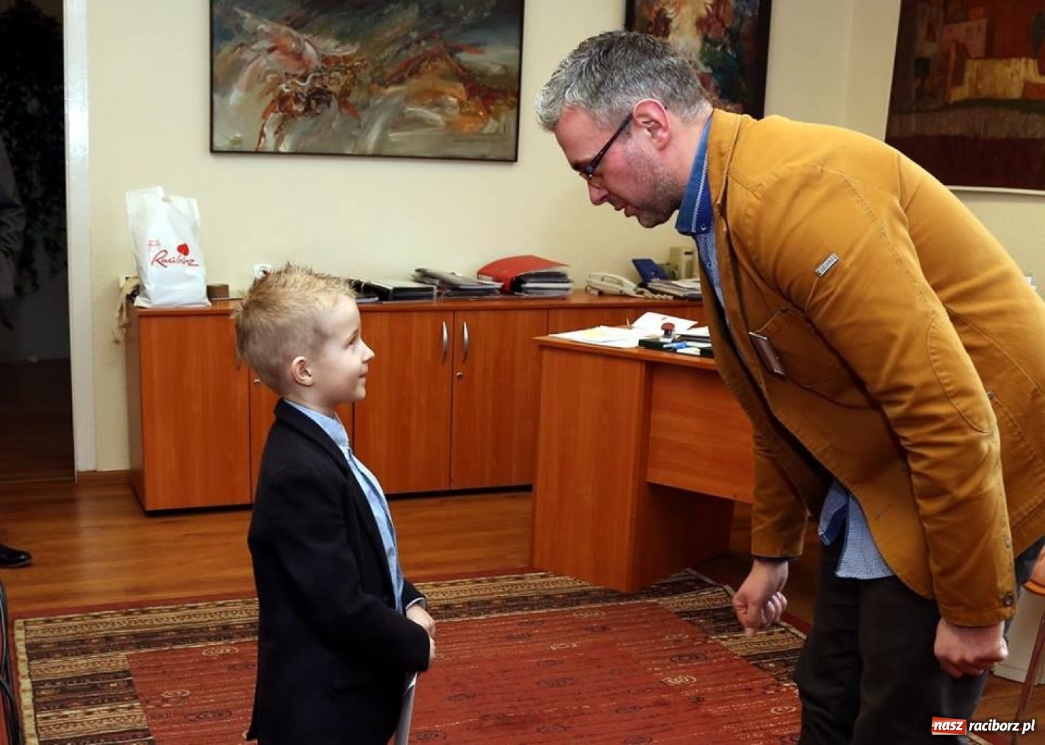 Zdjęcie w galerii na portalu naszraciborz.pl: Prezydent Wiktor podpisał urzędnicze podwyżki wiadomości z regionu