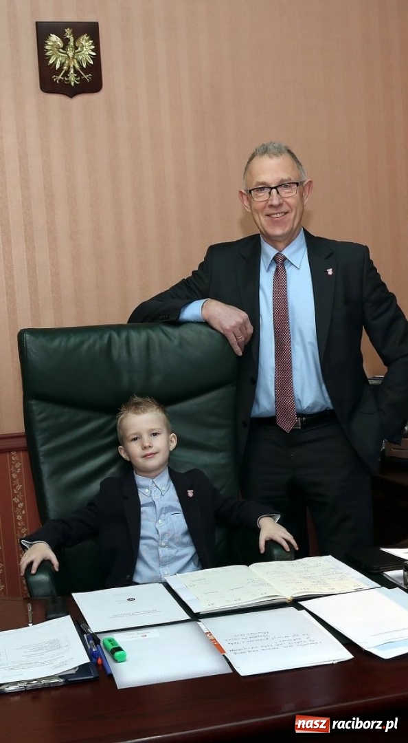 Zdjęcie w galerii na portalu naszraciborz.pl: Prezydent Wiktor podpisał urzędnicze podwyżki wiadomości z regionu