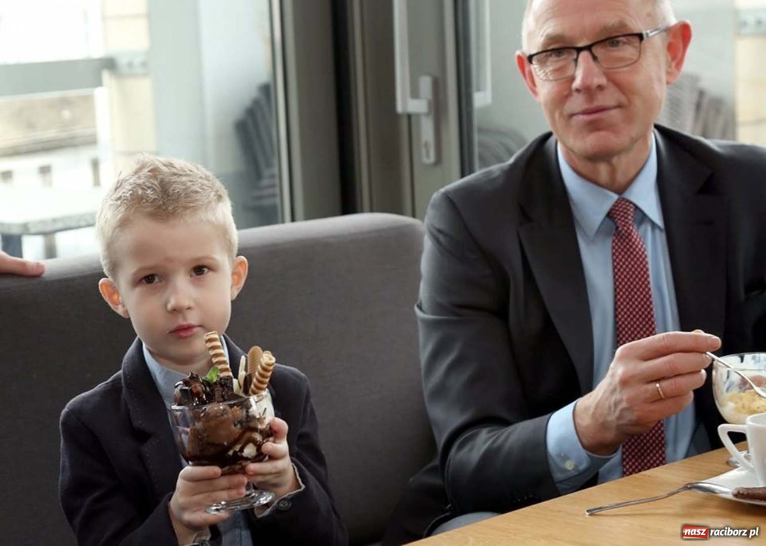 Zdjęcie w galerii na portalu naszraciborz.pl: Prezydent Wiktor podpisał urzędnicze podwyżki wiadomości z regionu