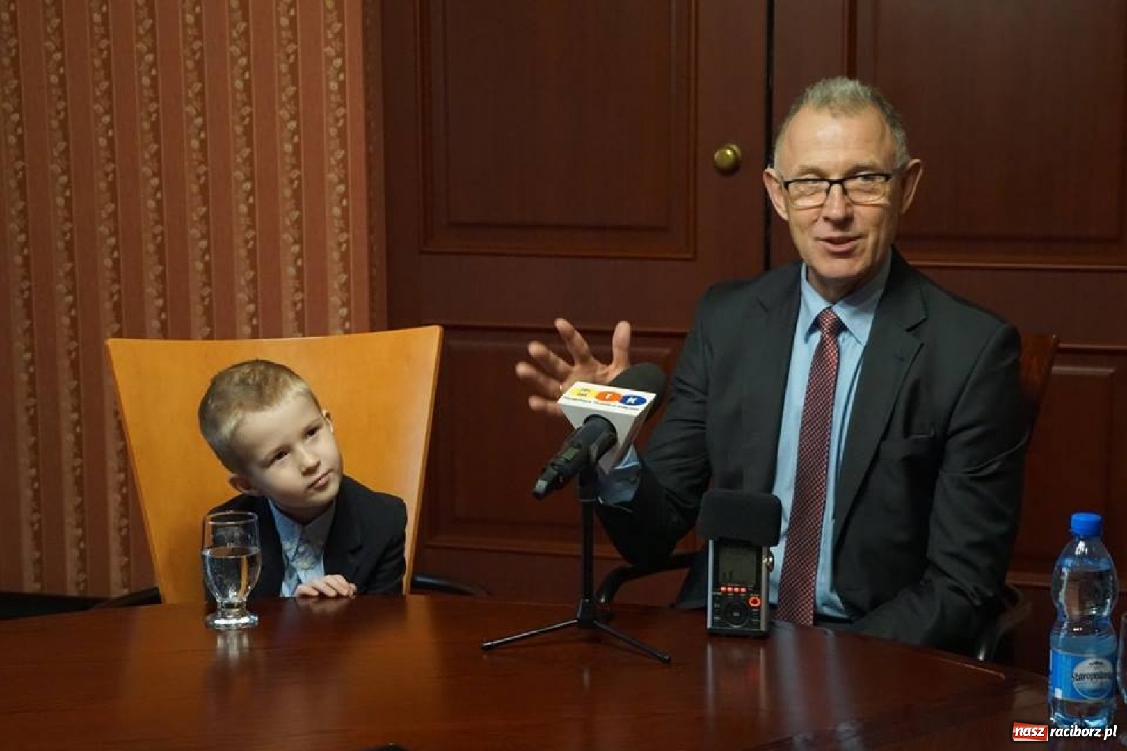 Zdjęcie w galerii na portalu naszraciborz.pl: Prezydent Wiktor podpisał urzędnicze podwyżki wiadomości z regionu