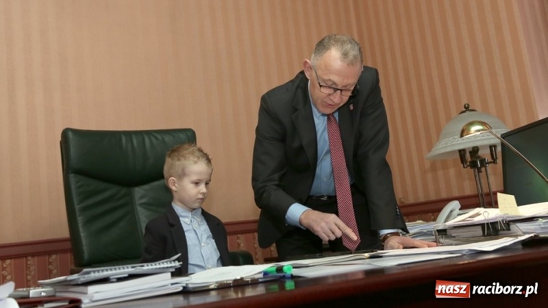 Zdjęcie w galerii na portalu naszraciborz.pl: Prezydent Wiktor podpisał urzędnicze podwyżki wiadomości z regionu