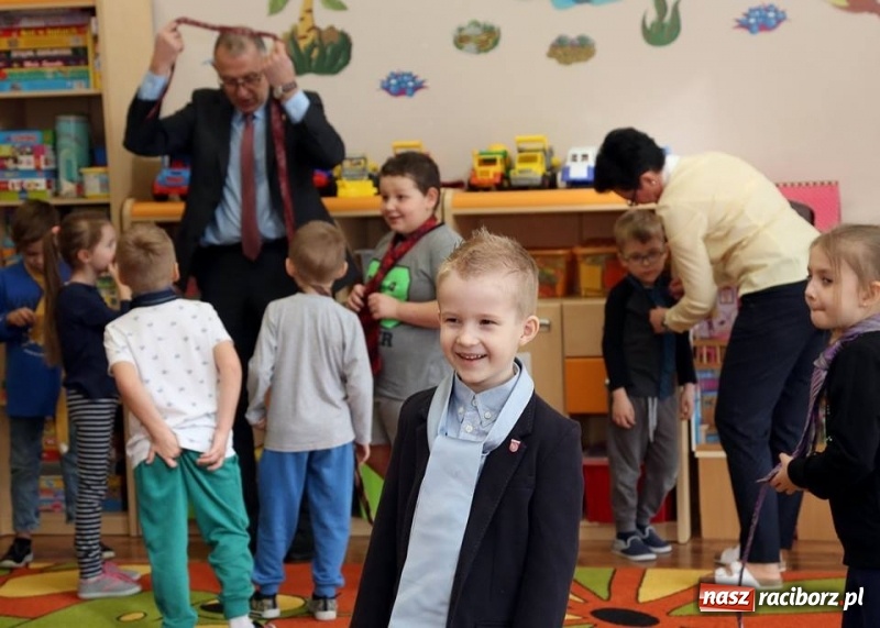 Zdjęcie w galerii na portalu naszraciborz.pl: Prezydent Wiktor podpisał urzędnicze podwyżki wiadomości z regionu