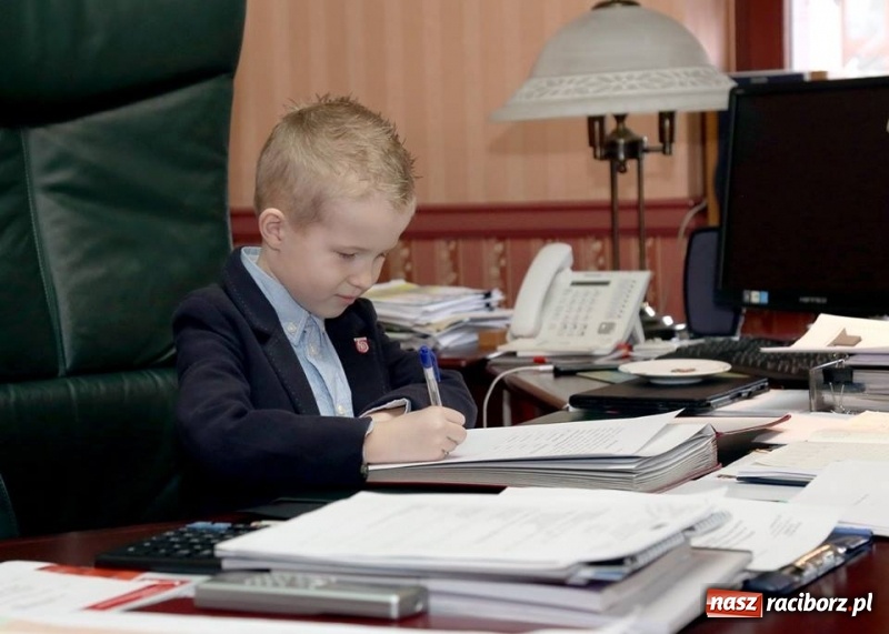 Zdjęcie w galerii na portalu naszraciborz.pl: Prezydent Wiktor podpisał urzędnicze podwyżki wiadomości z regionu