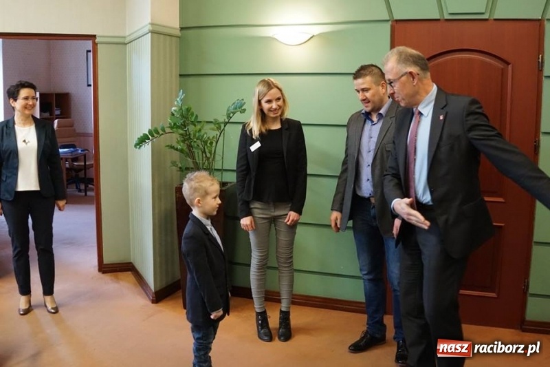 Zdjęcie w galerii na portalu naszraciborz.pl: Prezydent Wiktor podpisał urzędnicze podwyżki wiadomości z regionu