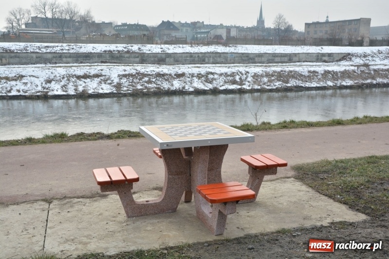 Zdjęcie w galerii na portalu naszraciborz.pl: Nad Odrą pograsz już w szachy  wiadomości z regionu