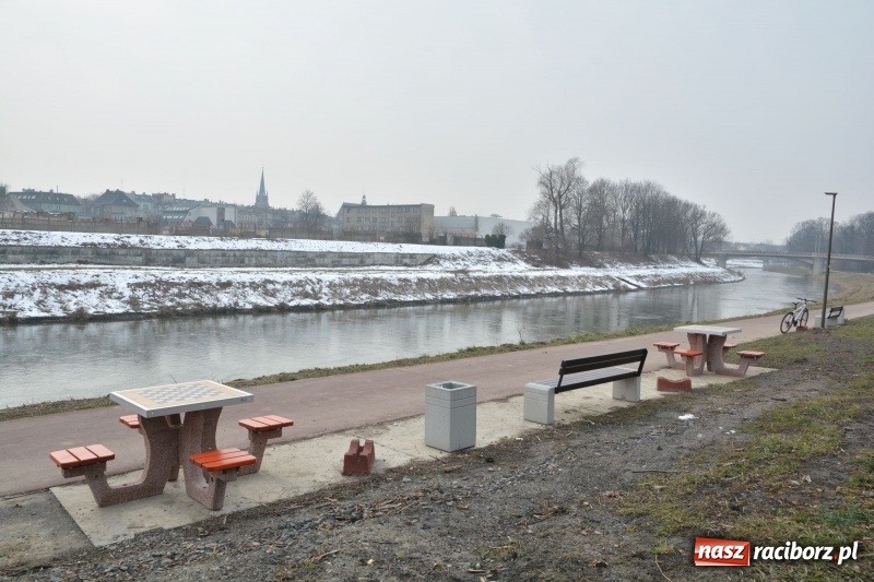 Zdjęcie w galerii na portalu naszraciborz.pl: Nad Odrą pograsz już w szachy  wiadomości z regionu