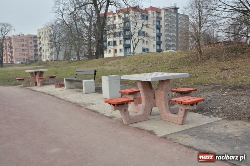 Zdjęcie w galerii na portalu naszraciborz.pl: Nad Odrą pograsz już w szachy  wiadomości z regionu