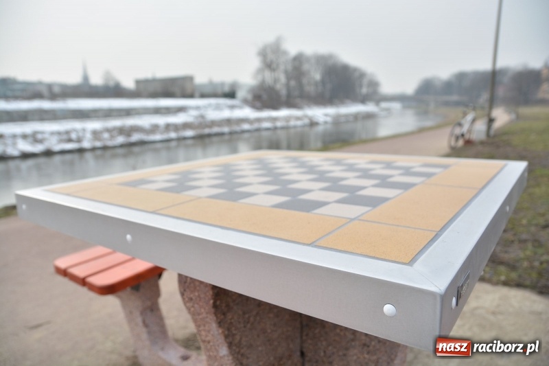 Zdjęcie w galerii na portalu naszraciborz.pl: Nad Odrą pograsz już w szachy  wiadomości z regionu