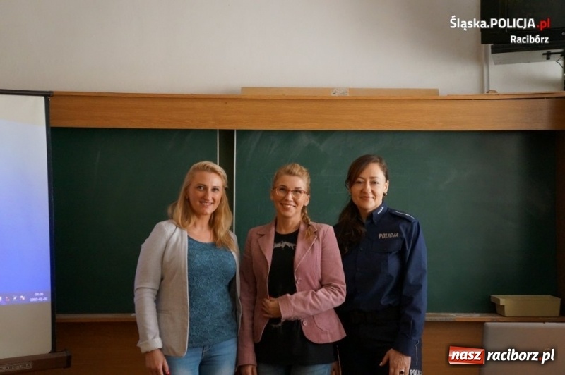 Zdjęcie w galerii na portalu naszraciborz.pl: Policjanci rozmawiali z uczniami Mechanika o bezpieczeństwie wiadomości z regionu