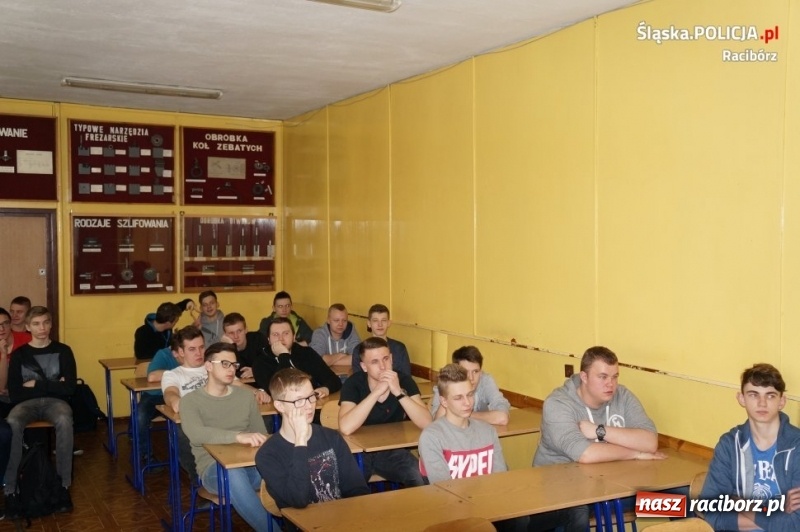 Zdjęcie w galerii na portalu naszraciborz.pl: Policjanci rozmawiali z uczniami Mechanika o bezpieczeństwie wiadomości z regionu
