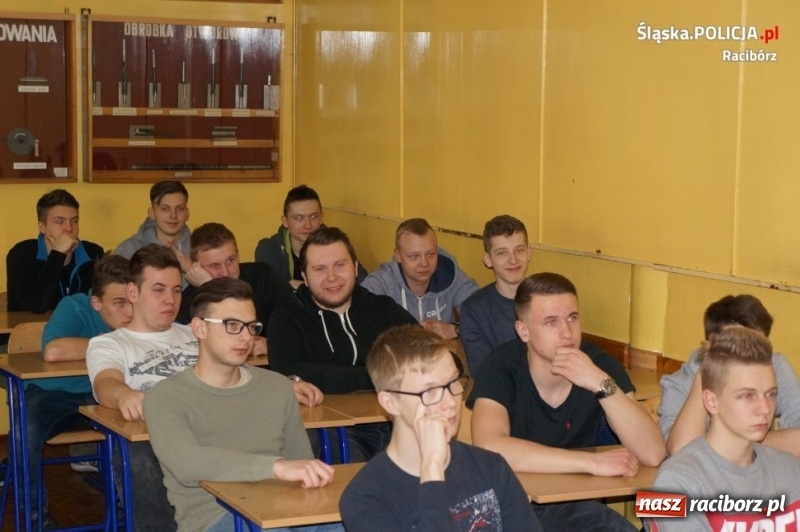 Zdjęcie w galerii na portalu naszraciborz.pl: Policjanci rozmawiali z uczniami Mechanika o bezpieczeństwie wiadomości z regionu