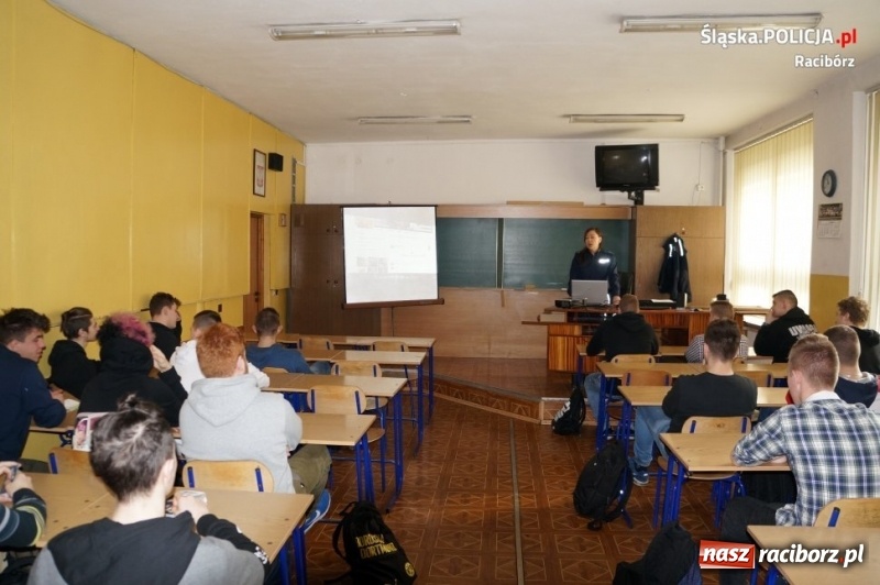 Zdjęcie w galerii na portalu naszraciborz.pl: Policjanci rozmawiali z uczniami Mechanika o bezpieczeństwie wiadomości z regionu