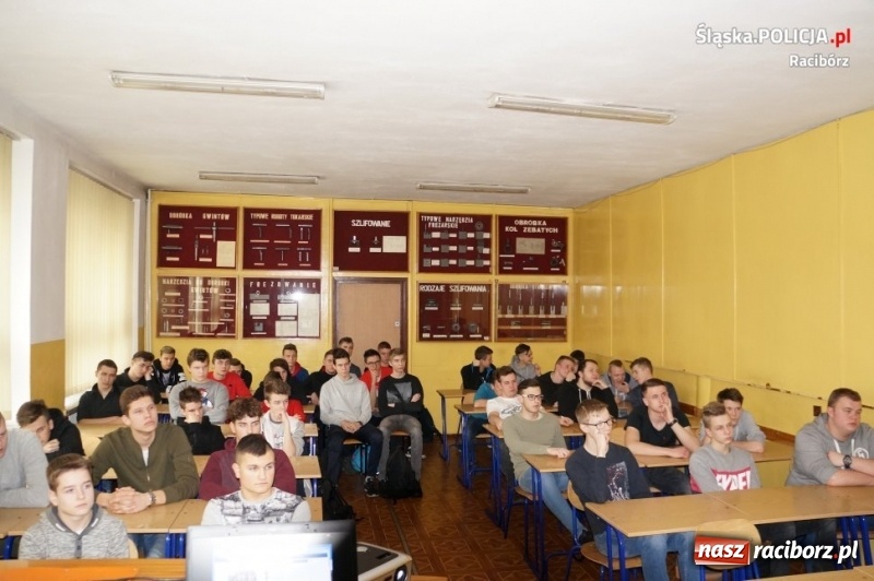 Zdjęcie w galerii na portalu naszraciborz.pl: Policjanci rozmawiali z uczniami Mechanika o bezpieczeństwie wiadomości z regionu