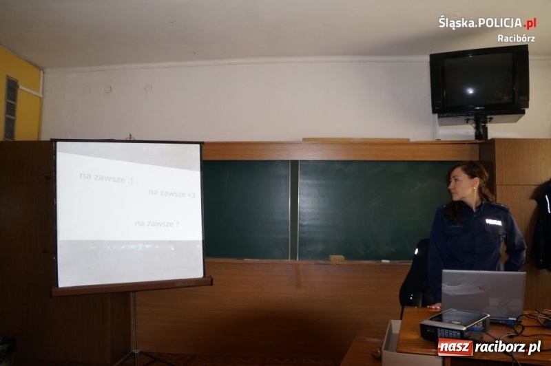 Zdjęcie w galerii na portalu naszraciborz.pl: Policjanci rozmawiali z uczniami Mechanika o bezpieczeństwie wiadomości z regionu