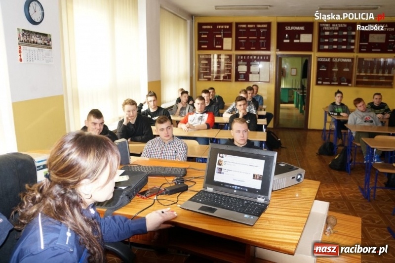 Zdjęcie w galerii na portalu naszraciborz.pl: Policjanci rozmawiali z uczniami Mechanika o bezpieczeństwie wiadomości z regionu