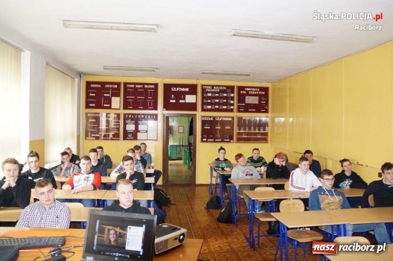 Zdjęcie w galerii na portalu naszraciborz.pl: Policjanci rozmawiali z uczniami Mechanika o bezpieczeństwie wiadomości z regionu