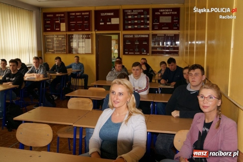 Zdjęcie w galerii na portalu naszraciborz.pl: Policjanci rozmawiali z uczniami Mechanika o bezpieczeństwie wiadomości z regionu