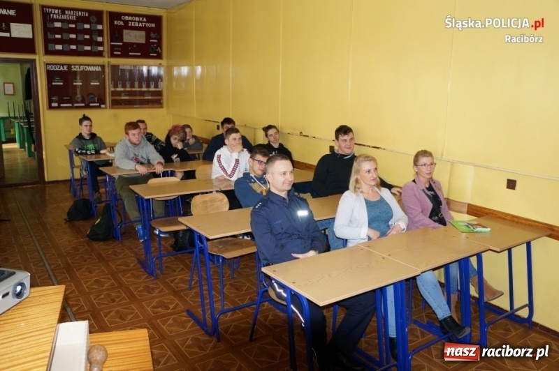 Zdjęcie w galerii na portalu naszraciborz.pl: Policjanci rozmawiali z uczniami Mechanika o bezpieczeństwie wiadomości z regionu