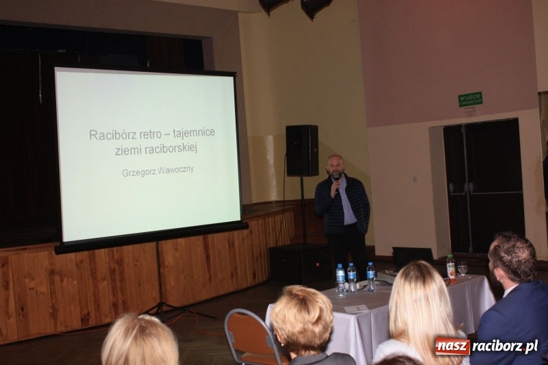 Zdjęcie w galerii na portalu naszraciborz.pl: Prezentacja atrakcji turystycznych Bramy Morawskiej w MOK Krzanowice wiadomości z regionu