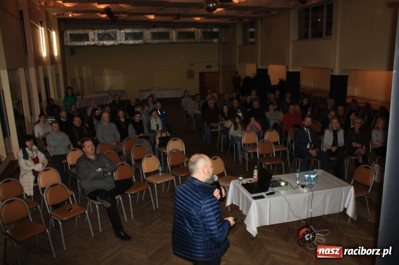 Zdjęcie w galerii na portalu naszraciborz.pl: Prezentacja atrakcji turystycznych Bramy Morawskiej w MOK Krzanowice wiadomości z regionu