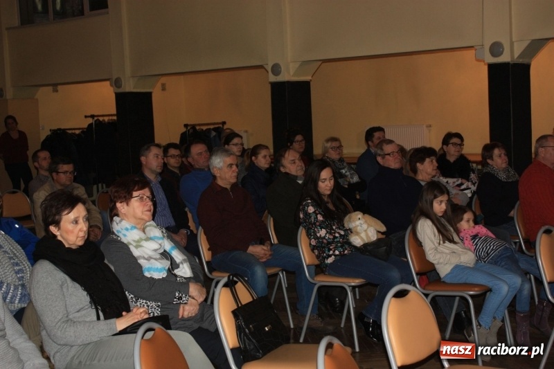 Zdjęcie w galerii na portalu naszraciborz.pl: Prezentacja atrakcji turystycznych Bramy Morawskiej w MOK Krzanowice wiadomości z regionu