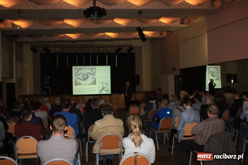 Zdjęcie w galerii na portalu naszraciborz.pl: Prezentacja atrakcji turystycznych Bramy Morawskiej w MOK Krzanowice wiadomości z regionu