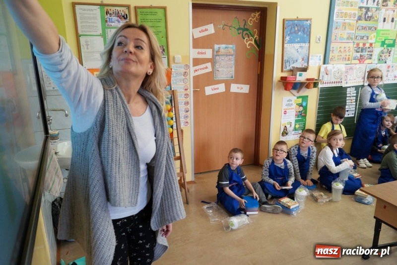 Zdjęcie w galerii na portalu naszraciborz.pl: Szkoła w Nędzy łączy tradycję i nowoczesność. Dostała interaktywny monitor wiadomości z regionu