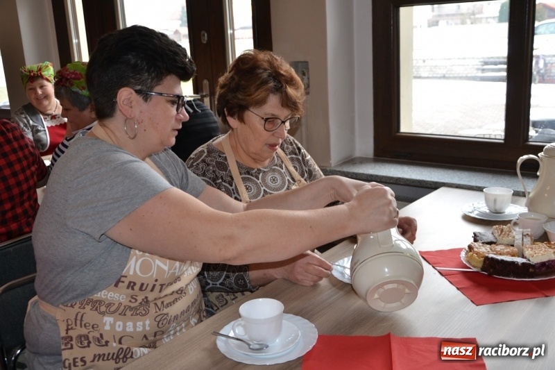 Zdjęcie w galerii na portalu naszraciborz.pl: Tworków. Przy piyrzu jest czas na klachy  wiadomości z regionu