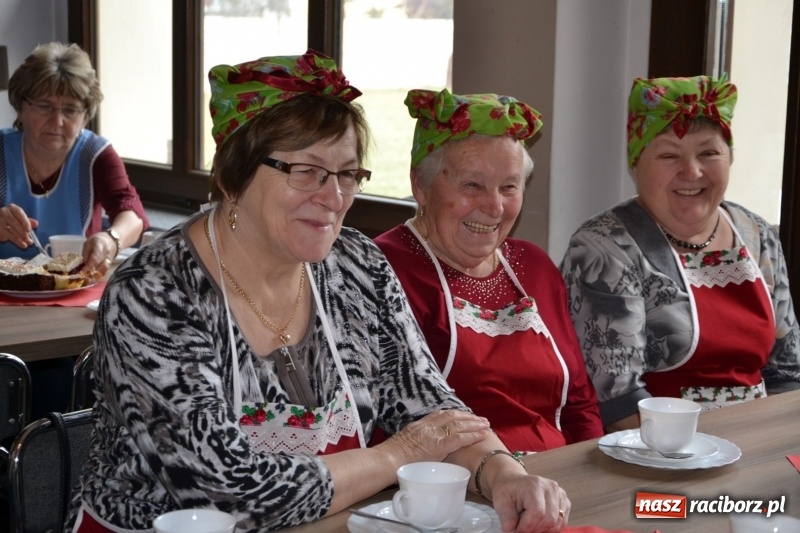 Zdjęcie w galerii na portalu naszraciborz.pl: Tworków. Przy piyrzu jest czas na klachy  wiadomości z regionu