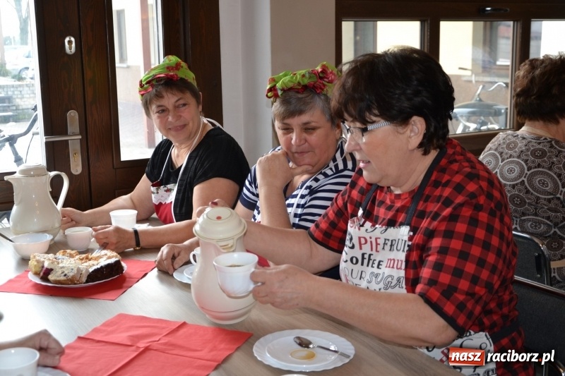 Zdjęcie w galerii na portalu naszraciborz.pl: Tworków. Przy piyrzu jest czas na klachy  wiadomości z regionu