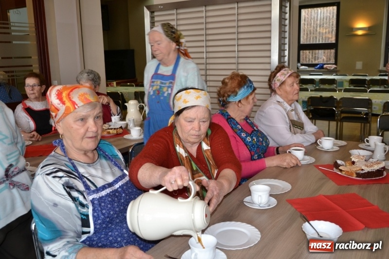 Zdjęcie w galerii na portalu naszraciborz.pl: Tworków. Przy piyrzu jest czas na klachy  wiadomości z regionu