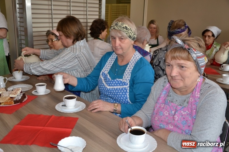 Zdjęcie w galerii na portalu naszraciborz.pl: Tworków. Przy piyrzu jest czas na klachy  wiadomości z regionu