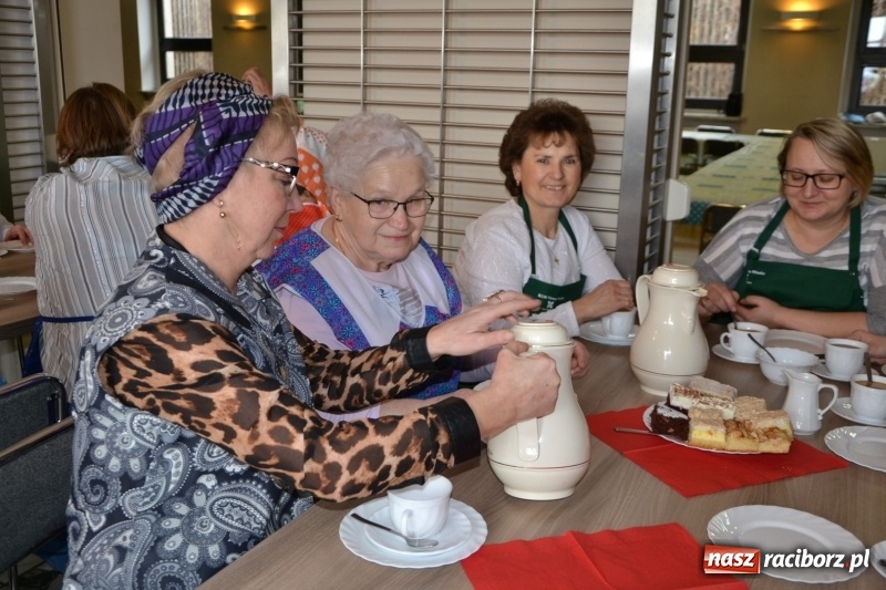 Zdjęcie w galerii na portalu naszraciborz.pl: Tworków. Przy piyrzu jest czas na klachy  wiadomości z regionu