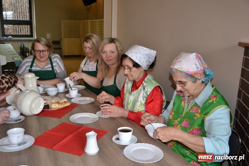 Zdjęcie w galerii na portalu naszraciborz.pl: Tworków. Przy piyrzu jest czas na klachy  wiadomości z regionu