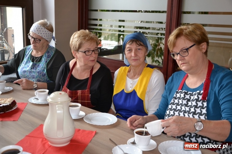 Zdjęcie w galerii na portalu naszraciborz.pl: Tworków. Przy piyrzu jest czas na klachy  wiadomości z regionu