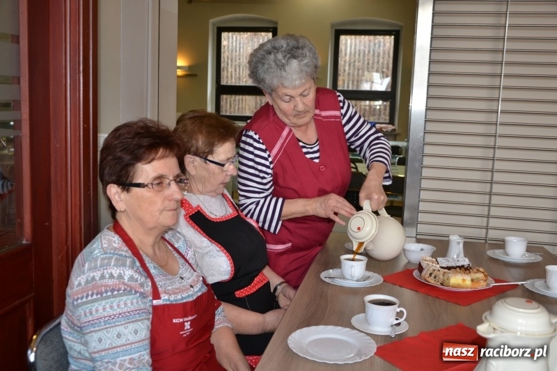 Zdjęcie w galerii na portalu naszraciborz.pl: Tworków. Przy piyrzu jest czas na klachy  wiadomości z regionu