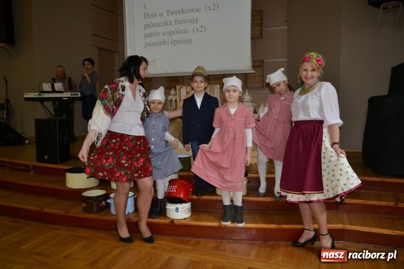 Zdjęcie w galerii na portalu naszraciborz.pl: Tworków. Przy piyrzu jest czas na klachy  wiadomości z regionu