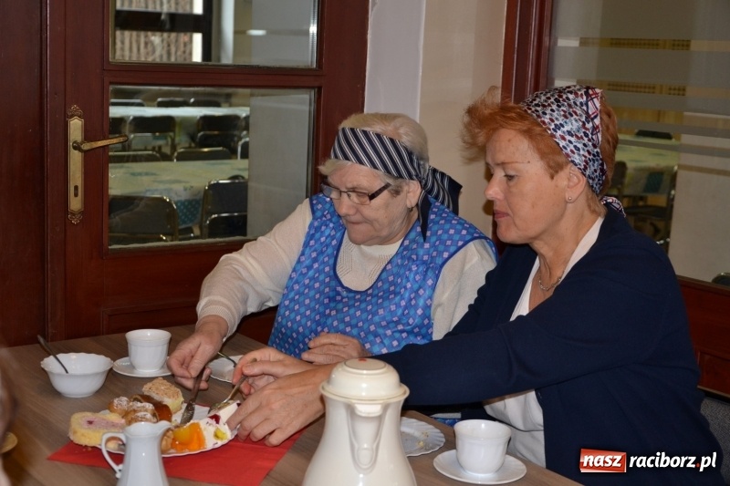 Zdjęcie w galerii na portalu naszraciborz.pl: Tworków. Przy piyrzu jest czas na klachy  wiadomości z regionu