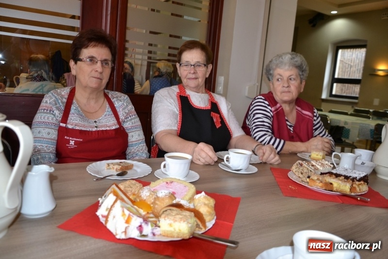 Zdjęcie w galerii na portalu naszraciborz.pl: Tworków. Przy piyrzu jest czas na klachy  wiadomości z regionu