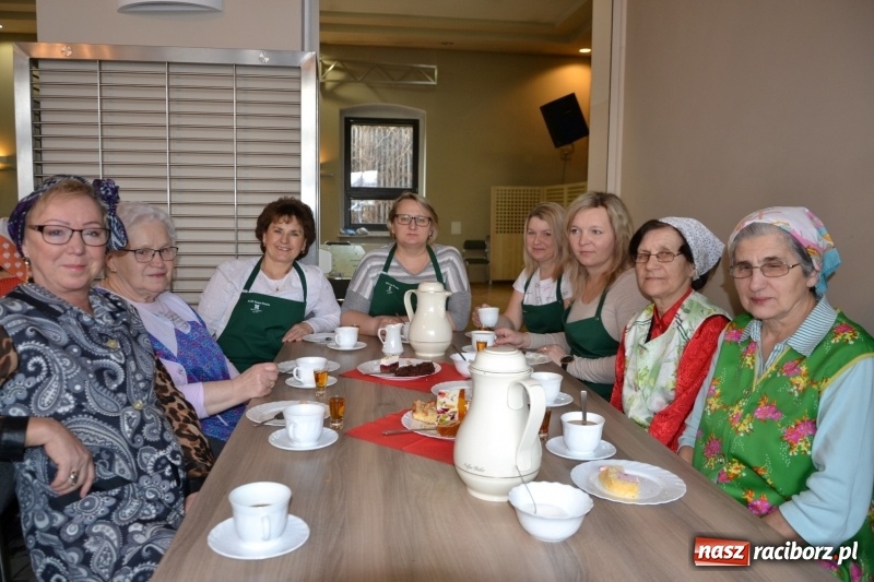 Zdjęcie w galerii na portalu naszraciborz.pl: Tworków. Przy piyrzu jest czas na klachy  wiadomości z regionu