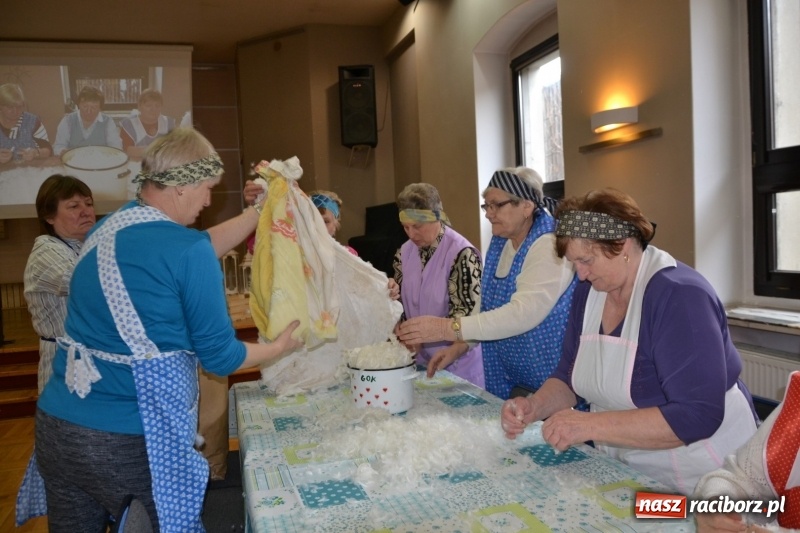 Zdjęcie w galerii na portalu naszraciborz.pl: Tworków. Przy piyrzu jest czas na klachy  wiadomości z regionu