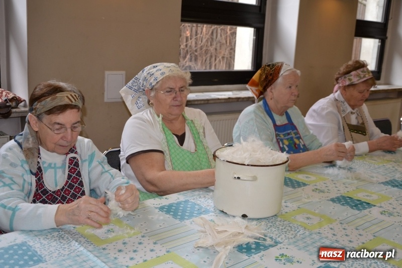 Zdjęcie w galerii na portalu naszraciborz.pl: Tworków. Przy piyrzu jest czas na klachy  wiadomości z regionu