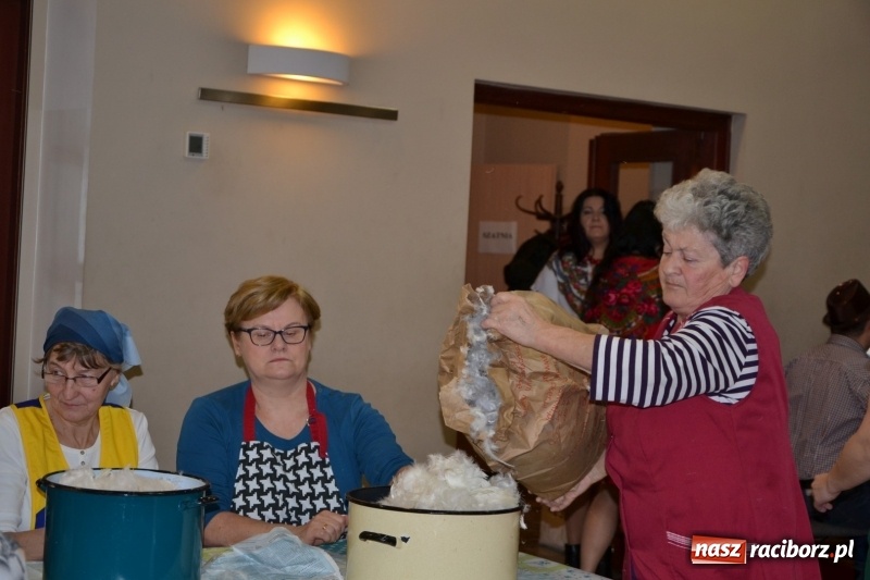 Zdjęcie w galerii na portalu naszraciborz.pl: Tworków. Przy piyrzu jest czas na klachy  wiadomości z regionu