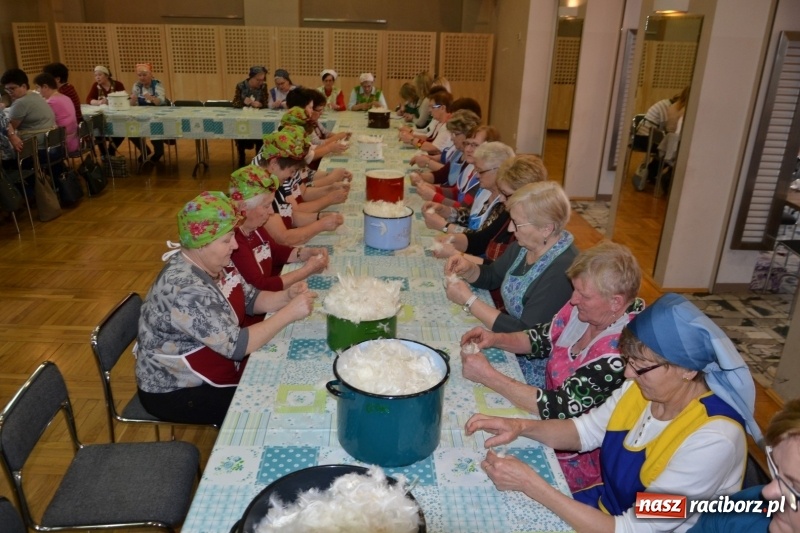 Zdjęcie w galerii na portalu naszraciborz.pl: Tworków. Przy piyrzu jest czas na klachy  wiadomości z regionu